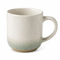 Mug 450 ml en céramique écru et vert sauge style artisanal avec anse